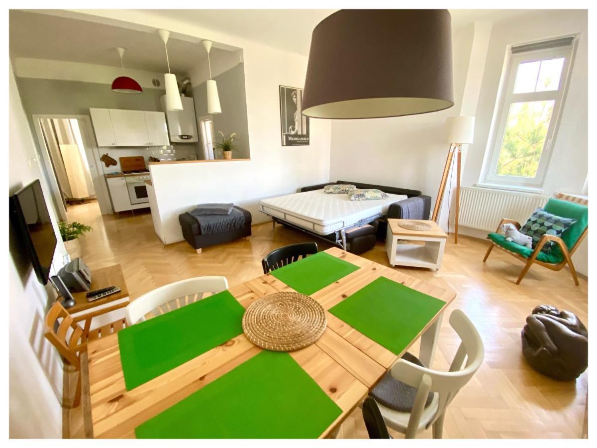 Central-Modern-Apartment — Photos 1
